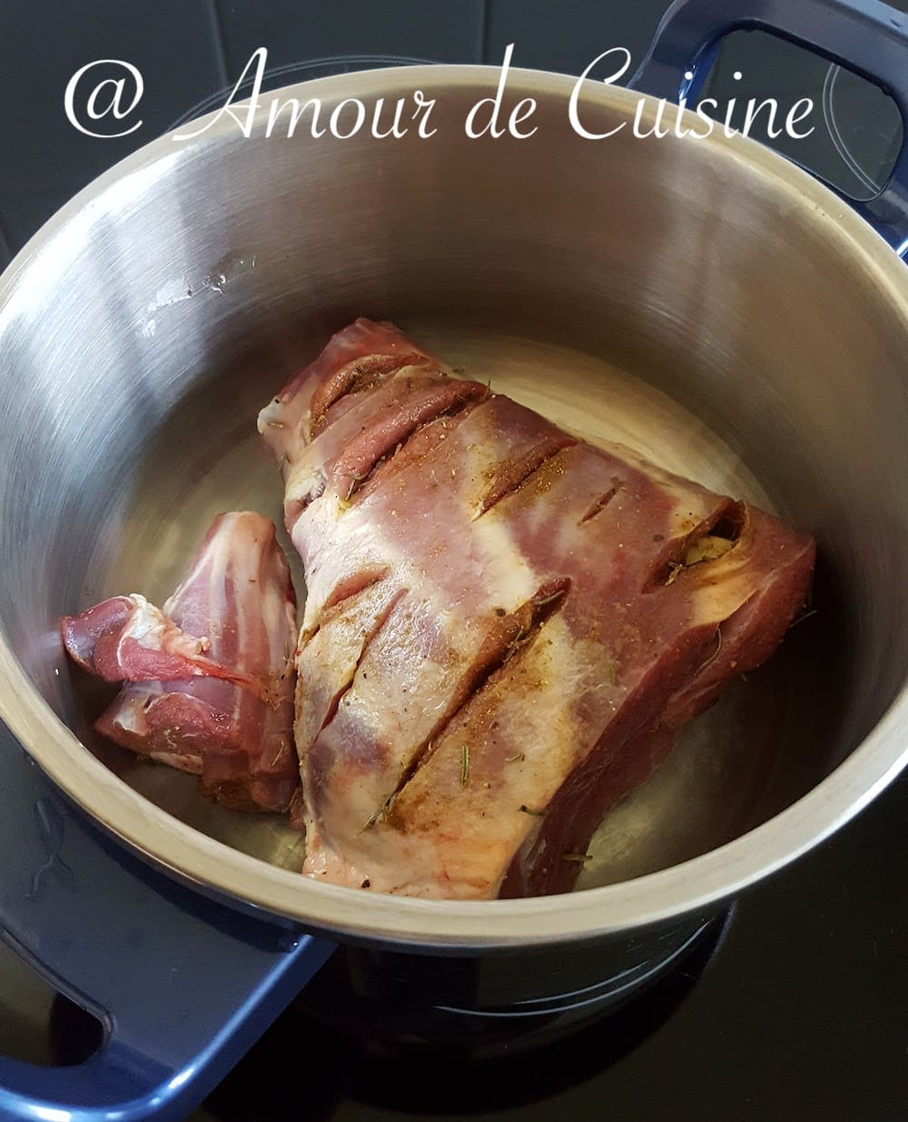 placez le gigot d'agneau dans la cocotte minute