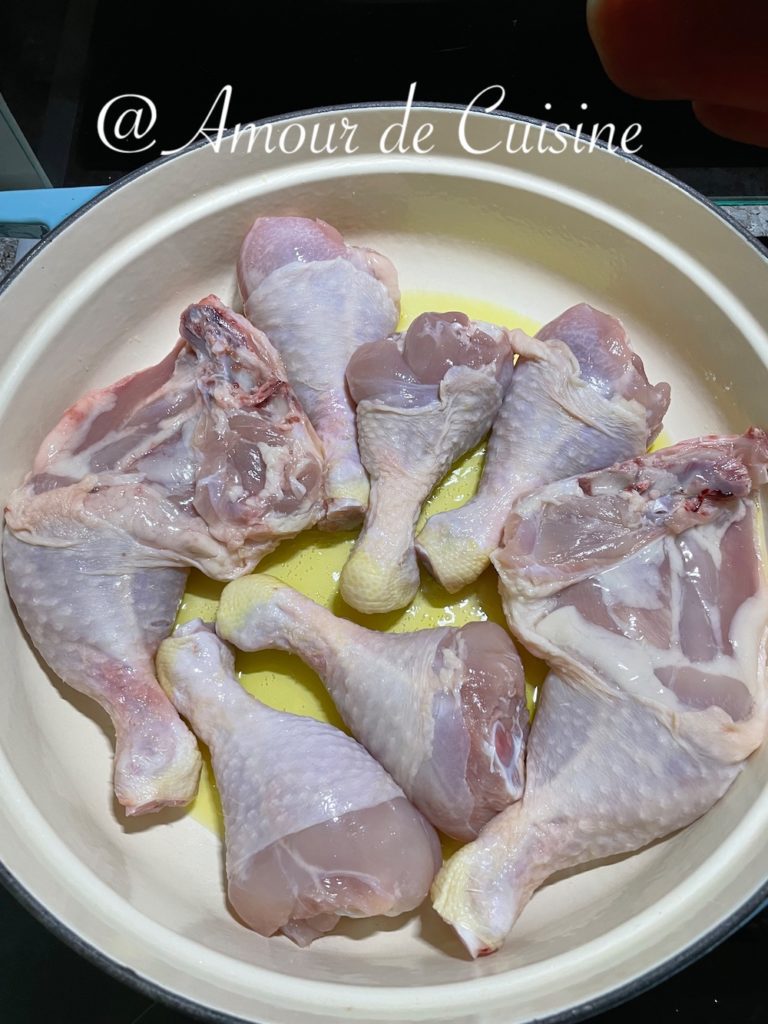 les morceaux de poulet à faire dorer dans la cocotte en fonte émaillée