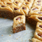 Decoupage de la baklawa ou baklava à la pate filo (phyllo) apres refroidissement