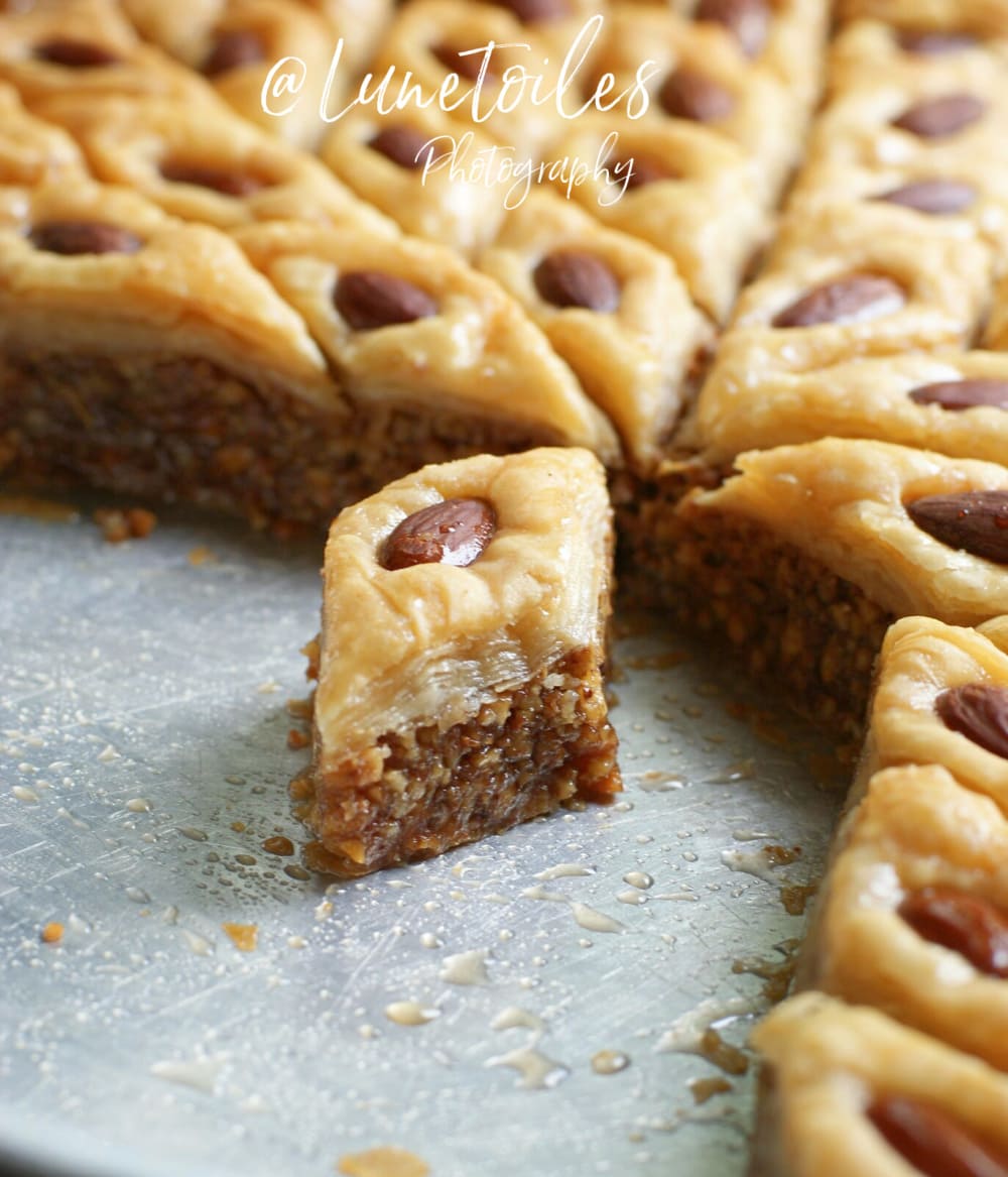 Decoupage de la baklawa ou baklava à la pate filo (phyllo) apres refroidissement