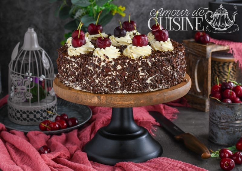 cupcake forêt noire avec ganache fouettée et garniture aux cerises