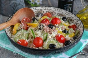 salade composée de riz au féta et thon