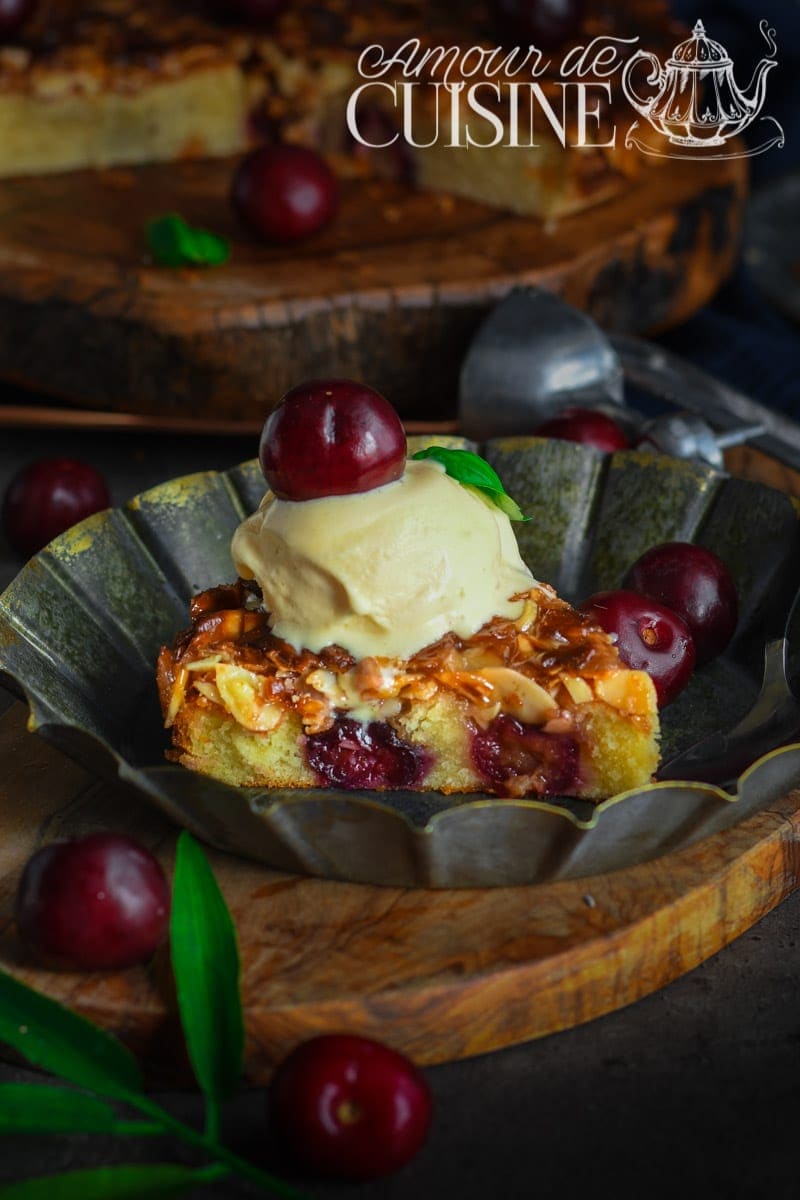 gâteau suédois aux cerises et amandes caramélisées