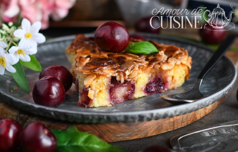 gâteau suédois aux cerises et amandes caramélisées