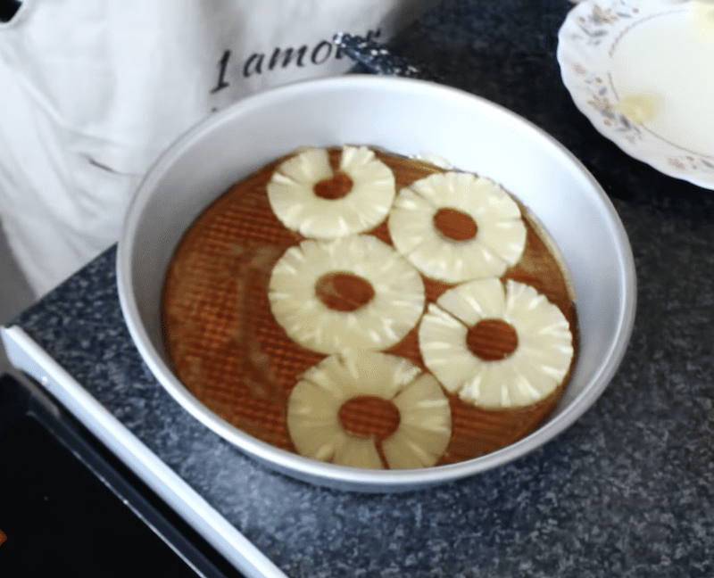 rondelles d'ananas déposées sur le caramel