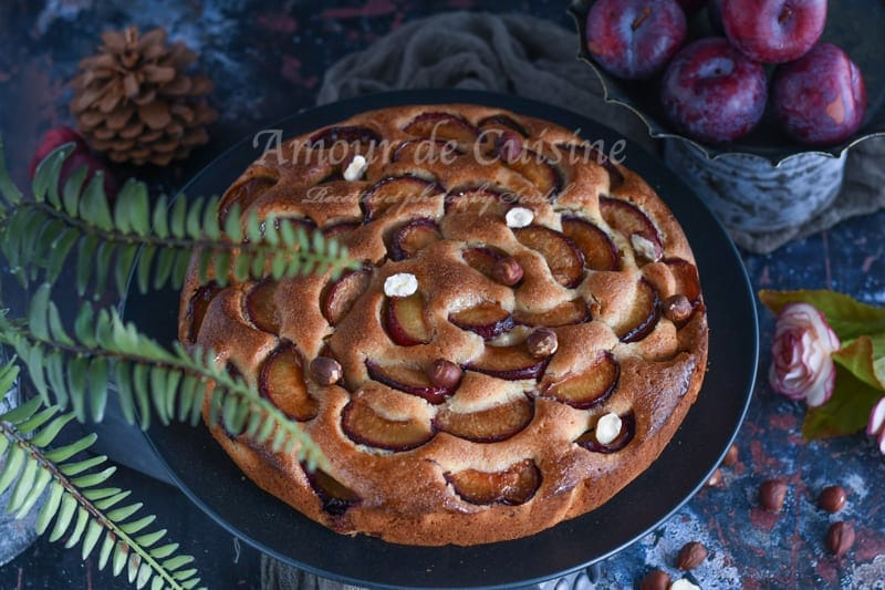 Gâteau au beurre aux prunes et noisettes