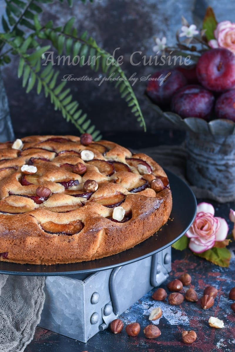 Part de gâteau au beurre aux prunes rouges et noisettes