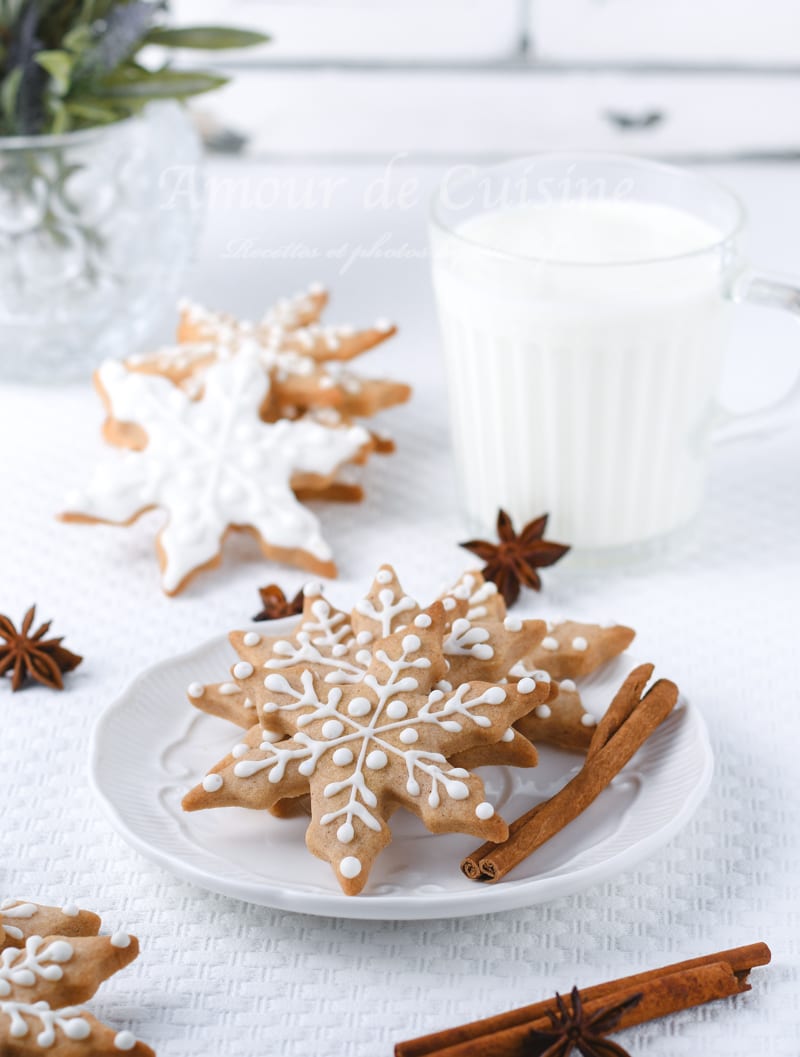 biscuits à la cannelle garnis au glaçage royal