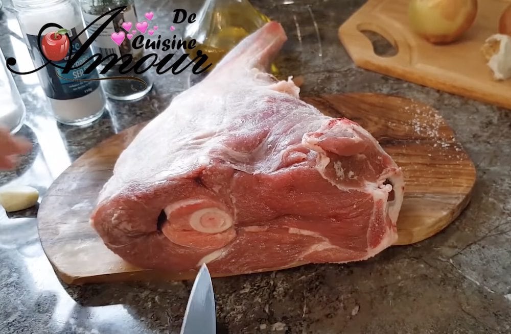 gigot d'agneau piquer avec de l'ail