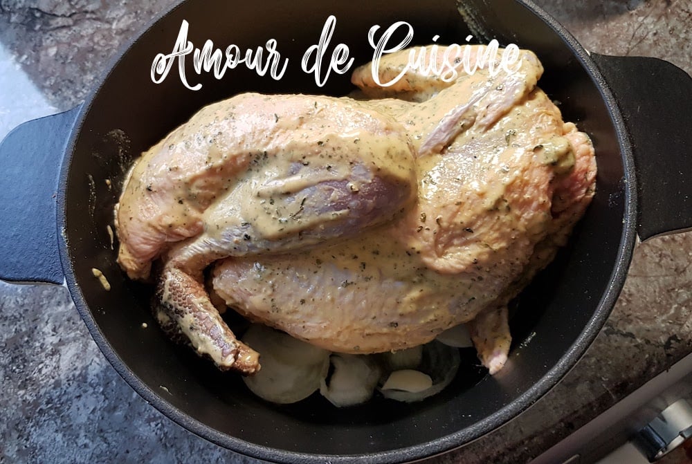 pintade dans une cocotte en fente sur un lit d'oignon et herbes