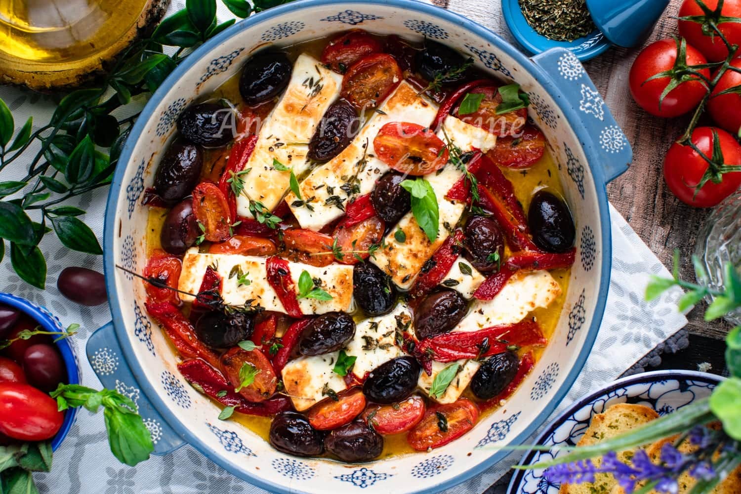 Fêta rôtie aux olives et tomates