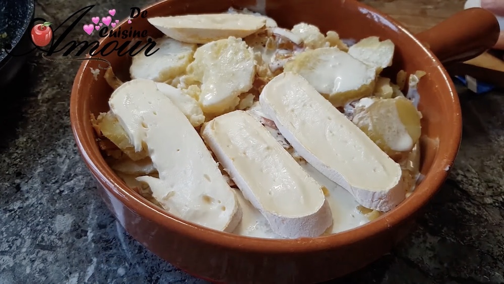 garnir la tartiflette avec les tranche de reblochon