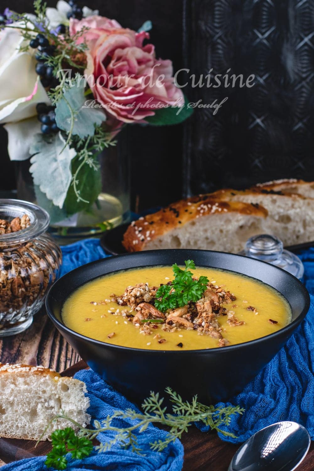 Velouté de panais et patate douce au granola salé