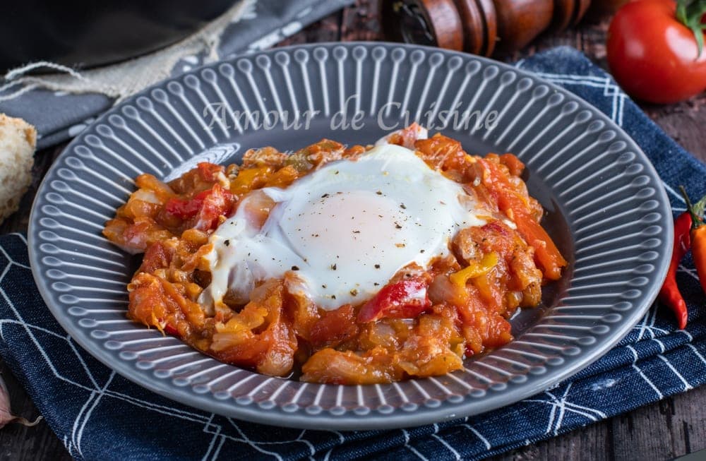 chakchouka aux oignons et oeufs ou tchouktchouka