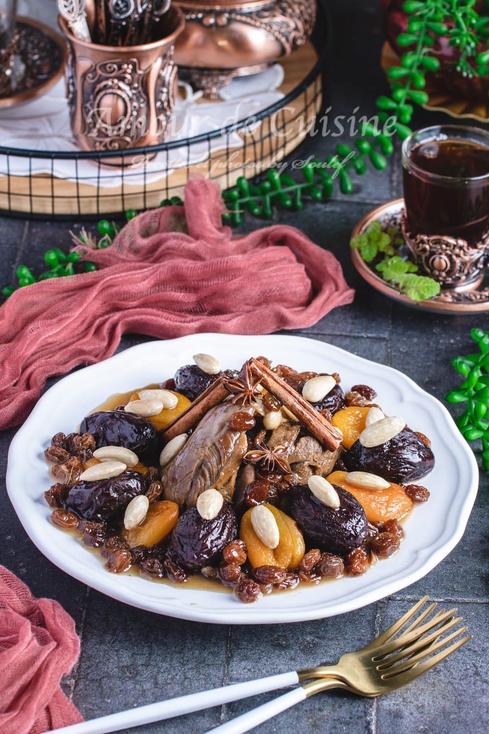 lham lahlou ou tajine d'agneau aux pruneaux, abricots et amandes connu sous le nom lham lahlou algerien, tajine de viande sucrée salée marka hlouwa