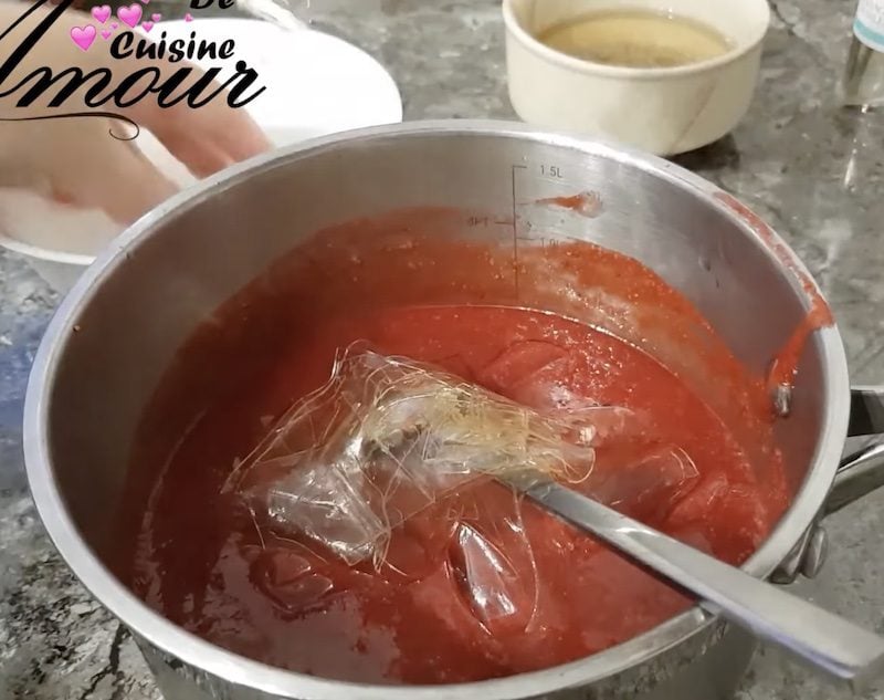 gelatine dans la compote de fraises bien chaude