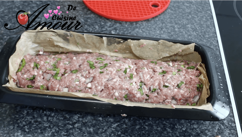 Le boudin de viande dans le moule chemisé de papier de cuisson