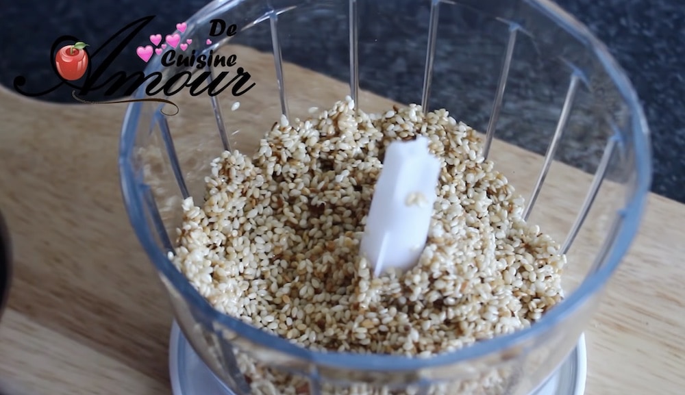 grains de sesames grilles dans le bol du blender