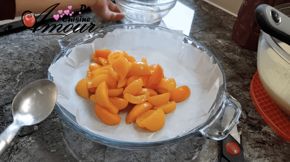 les abricots en morceaux dans un moule chemisé de papier de cuisson
