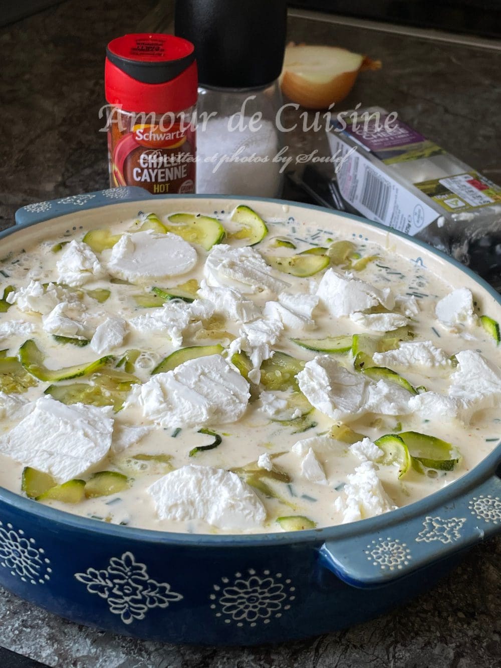 appareil du flan garni de courgettes fondantes et de chèvre avant de mettre au four