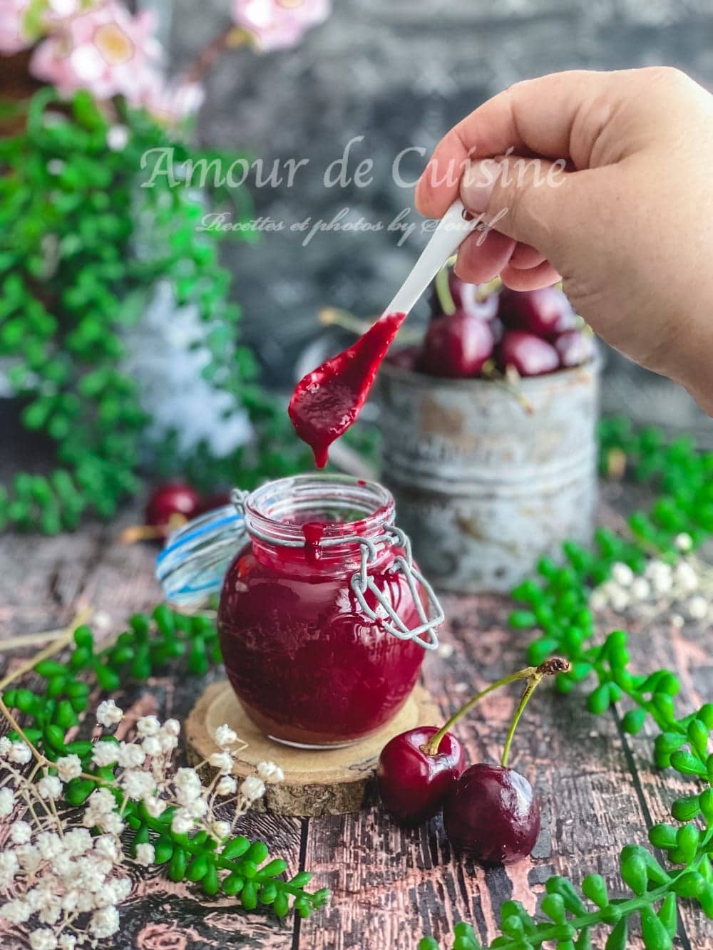 recette de coulis de cerises facile, texture onctueuse du coulis de cerises qui coule d'une cuillère 