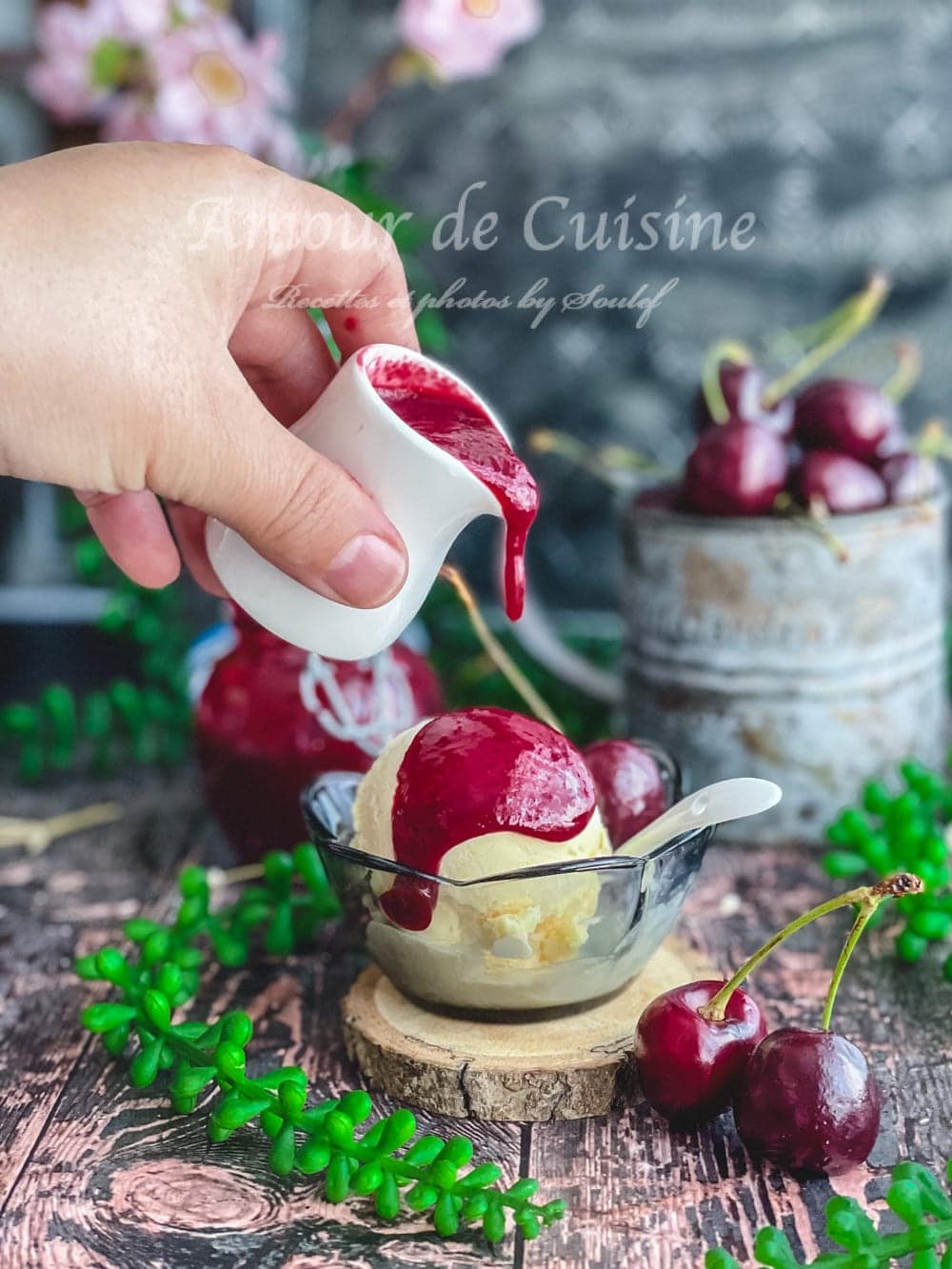 Recette du coulis de cerises facile, une boule de glace à la vanille garni de coulis de cerise