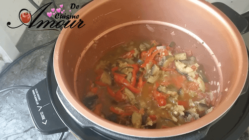 Ratatouille maison en fin de cuisson dans la cuve du Cookeo, avec poivrons rouges, aubergines et courgettes fondantes mijotées dans une sauce parfumée aux herbes de Provence.