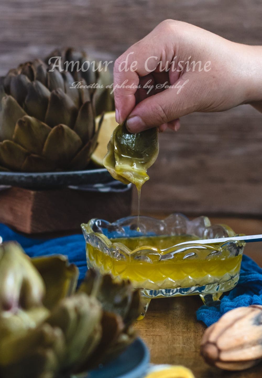 plonger les feuilles d'artichaut dans la vinaigrette au citron