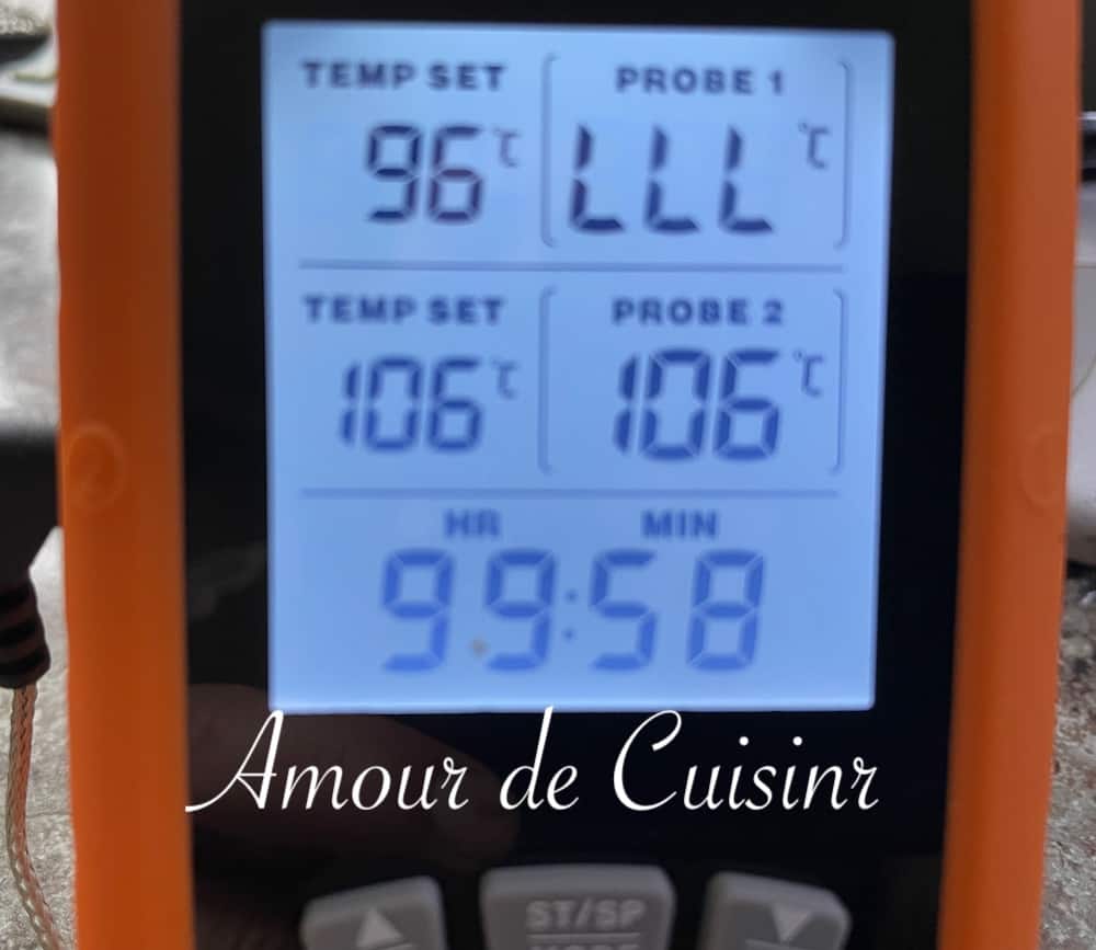 thermometre indiquant la temperature de cuisine de la confiture