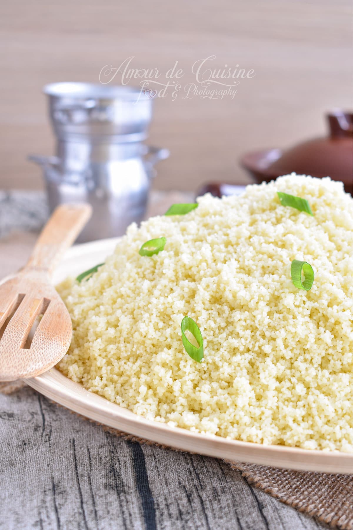 Graines de couscous cuites à la vapeur dans un couscoussier
