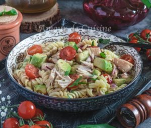 Salade de pates au poulet et avocat