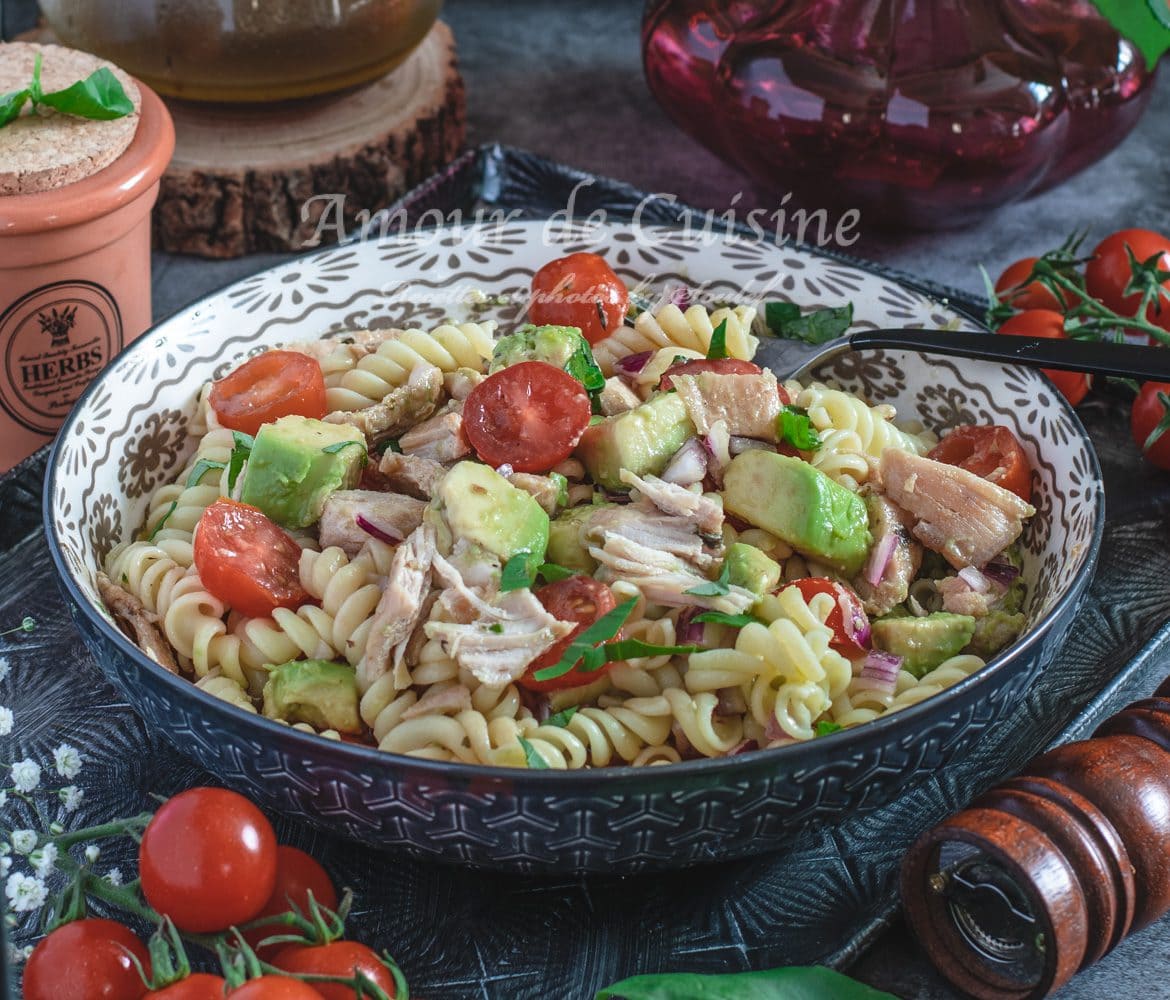 Salade de pates au poulet et avocat