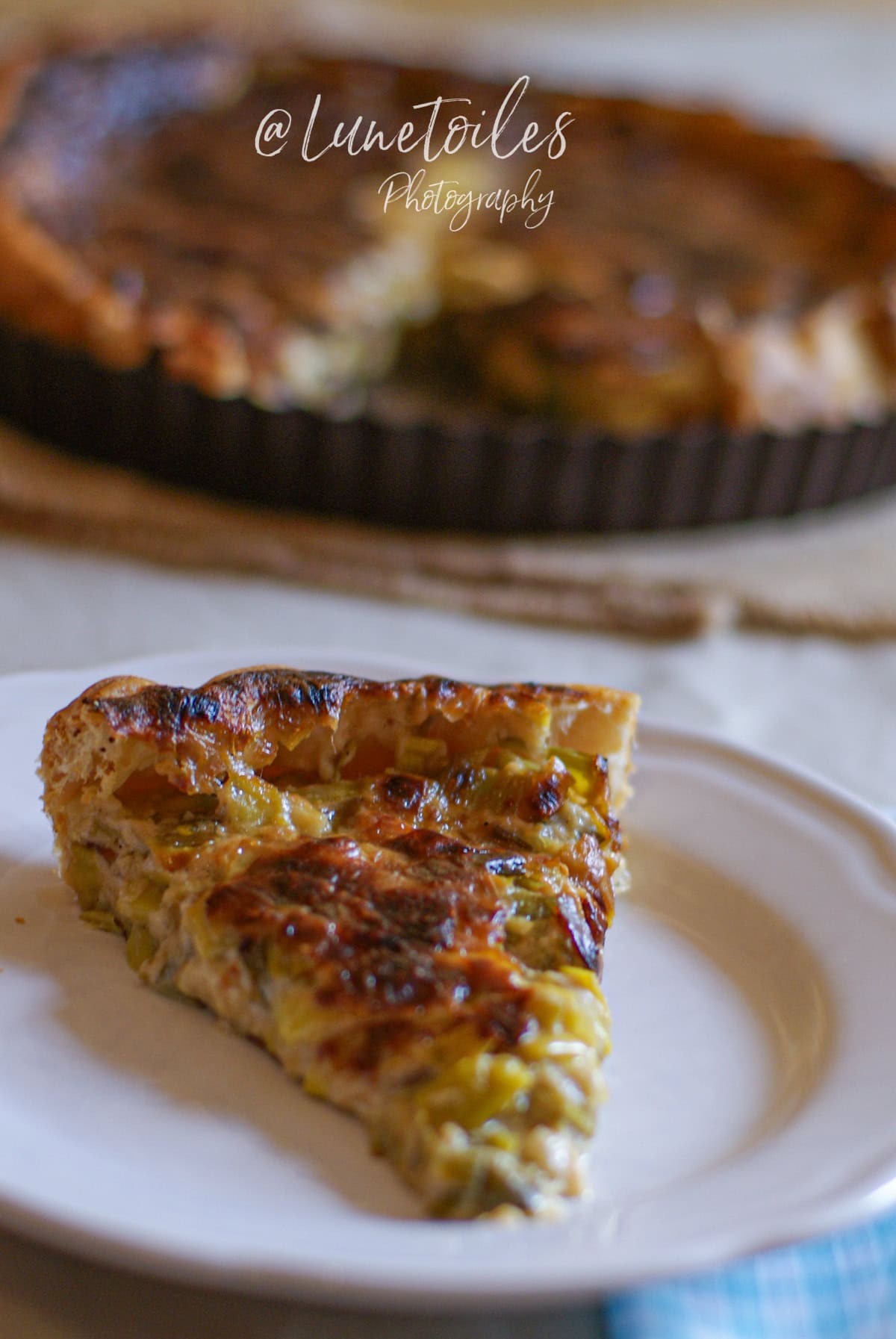 Part de tarte aux poireaux sans œufs, dorée et fondante, servie dans une assiette – recette maison facile et gourmande, idéale pour repas léger ou végétarien