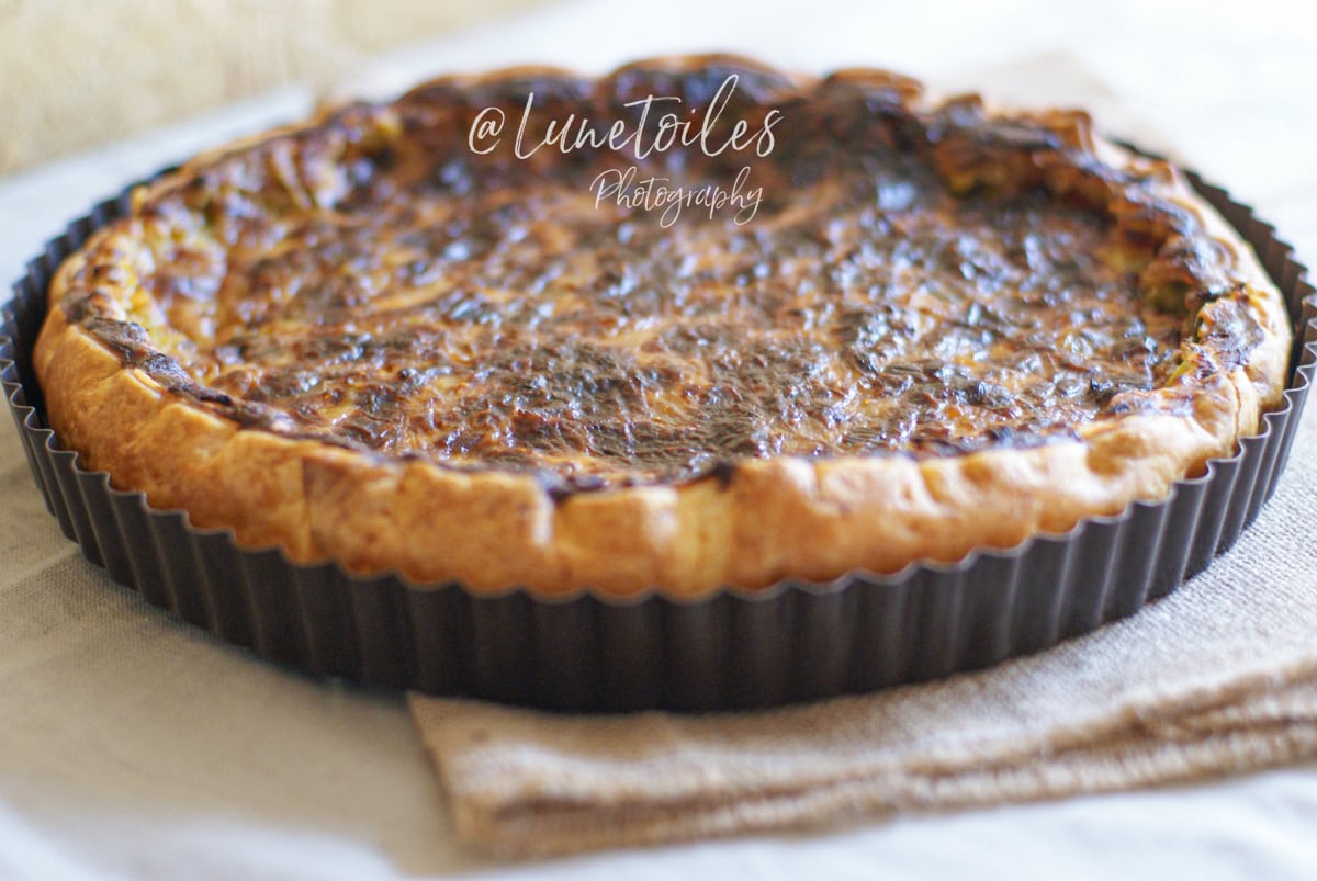 Tarte aux poireaux sans œufs, dorée et croustillante dans son moule à tarte, recette maison facile et rapide pour repas léger ou végétarien