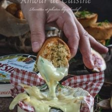 Camembert au four rôti parfumé aux herbes