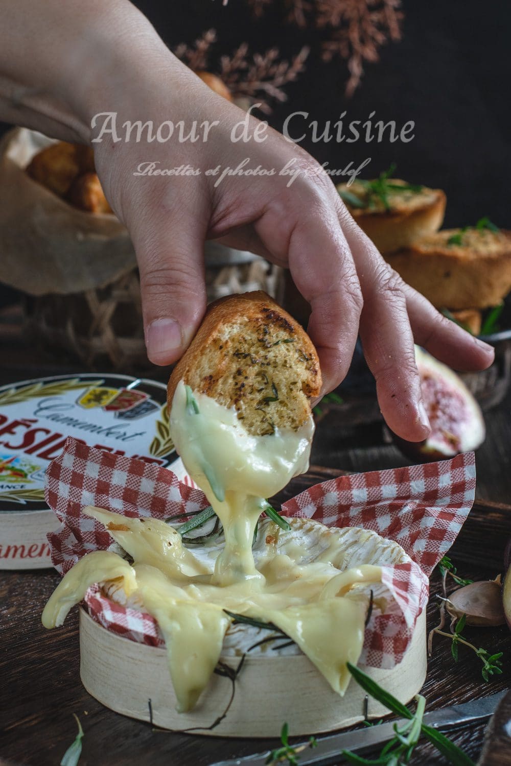 Camembert rôti au four ( parfumé aux herbes)