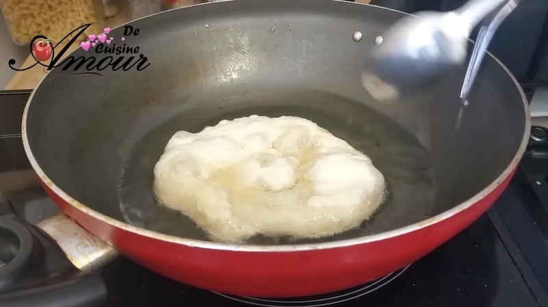 cuisson des khfafs ou sfenj dans un bain d'huile