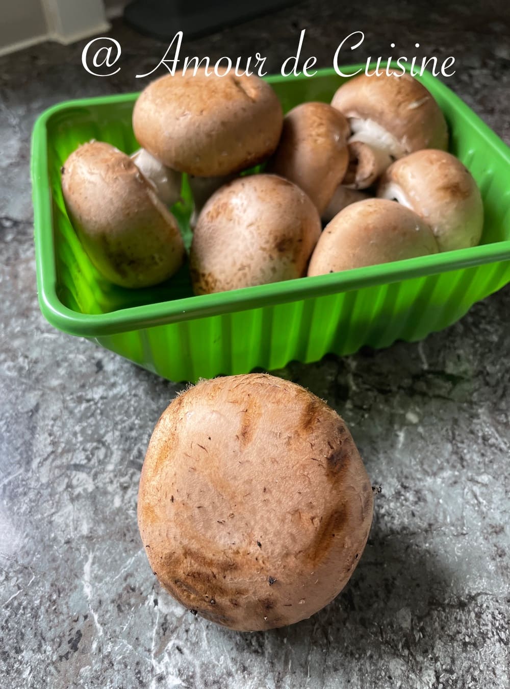 nettoyer les champignons avec un papier essui-tout