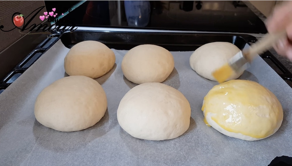 badigeonner les boules de pain avec le melange de jaune d'oeuf