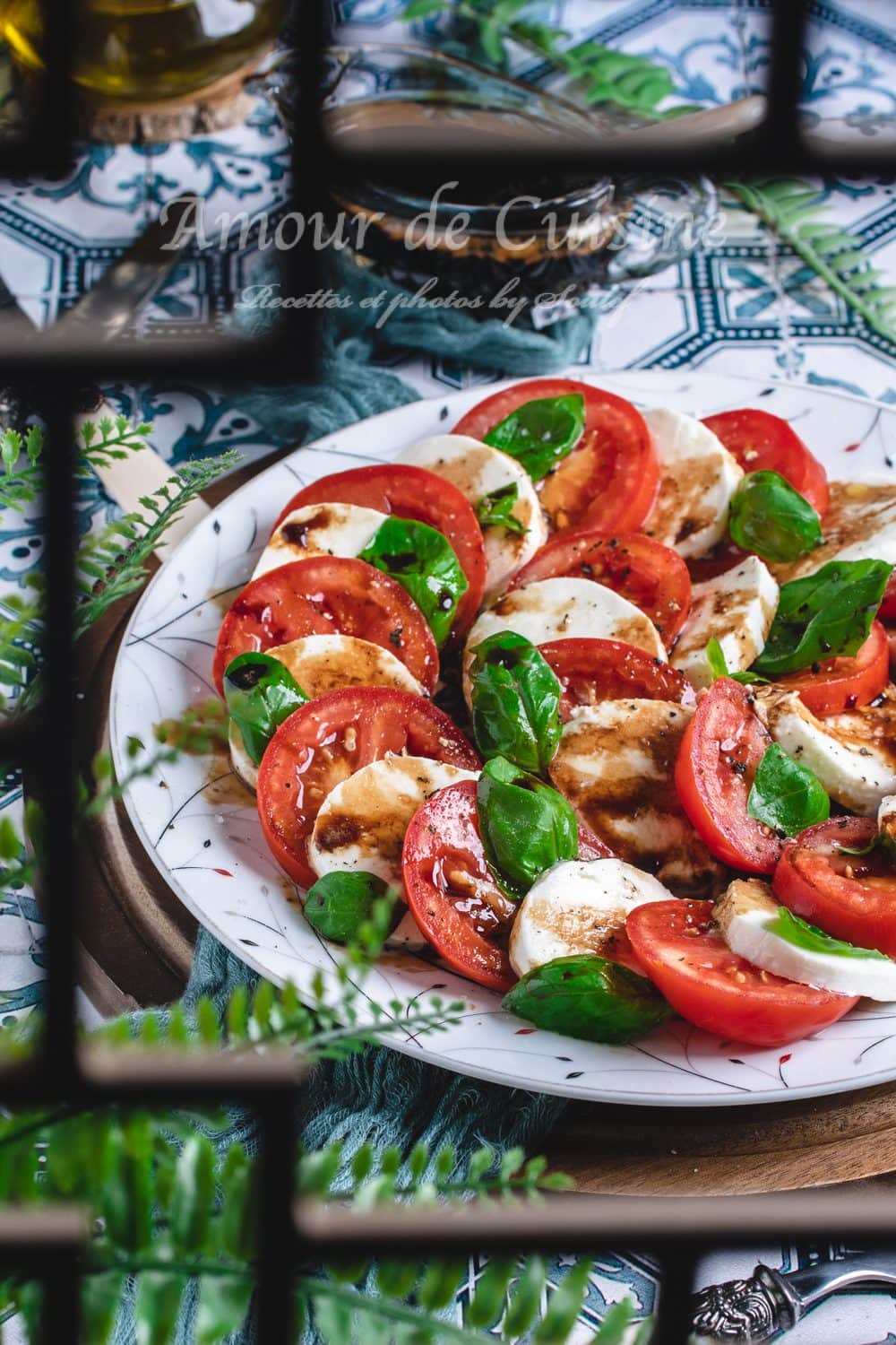 Salade caprese la salade italienne aux tomates et mozzarella avec réduction balsamique
