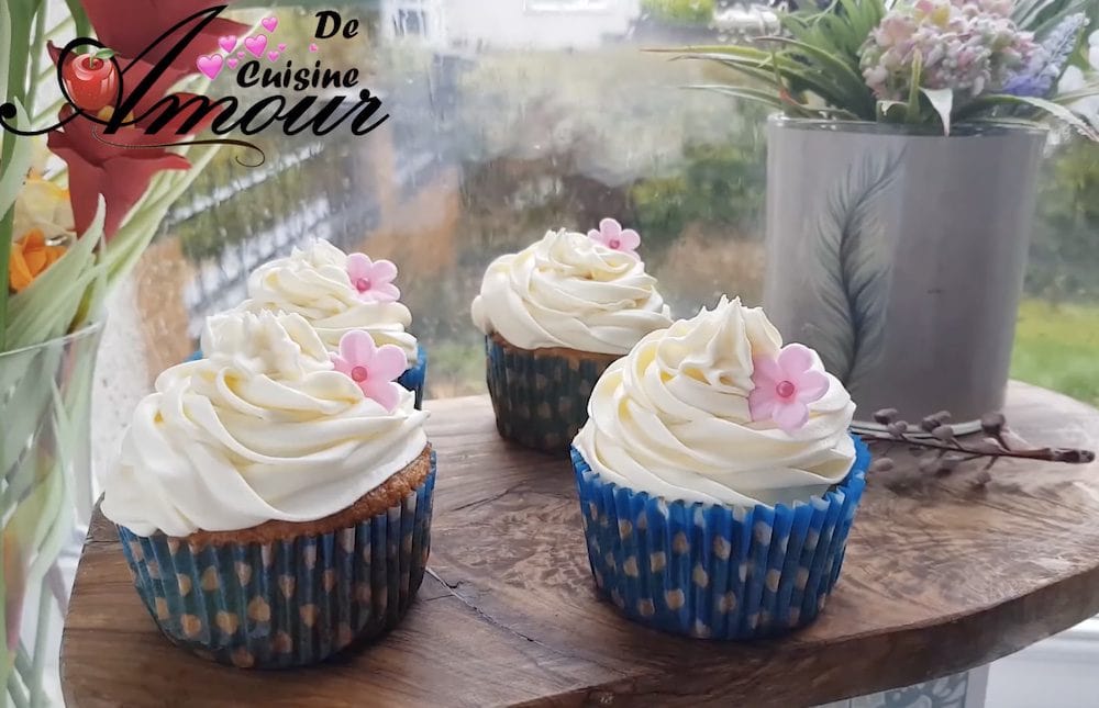 cupcakes garnies avec la crème au beurre