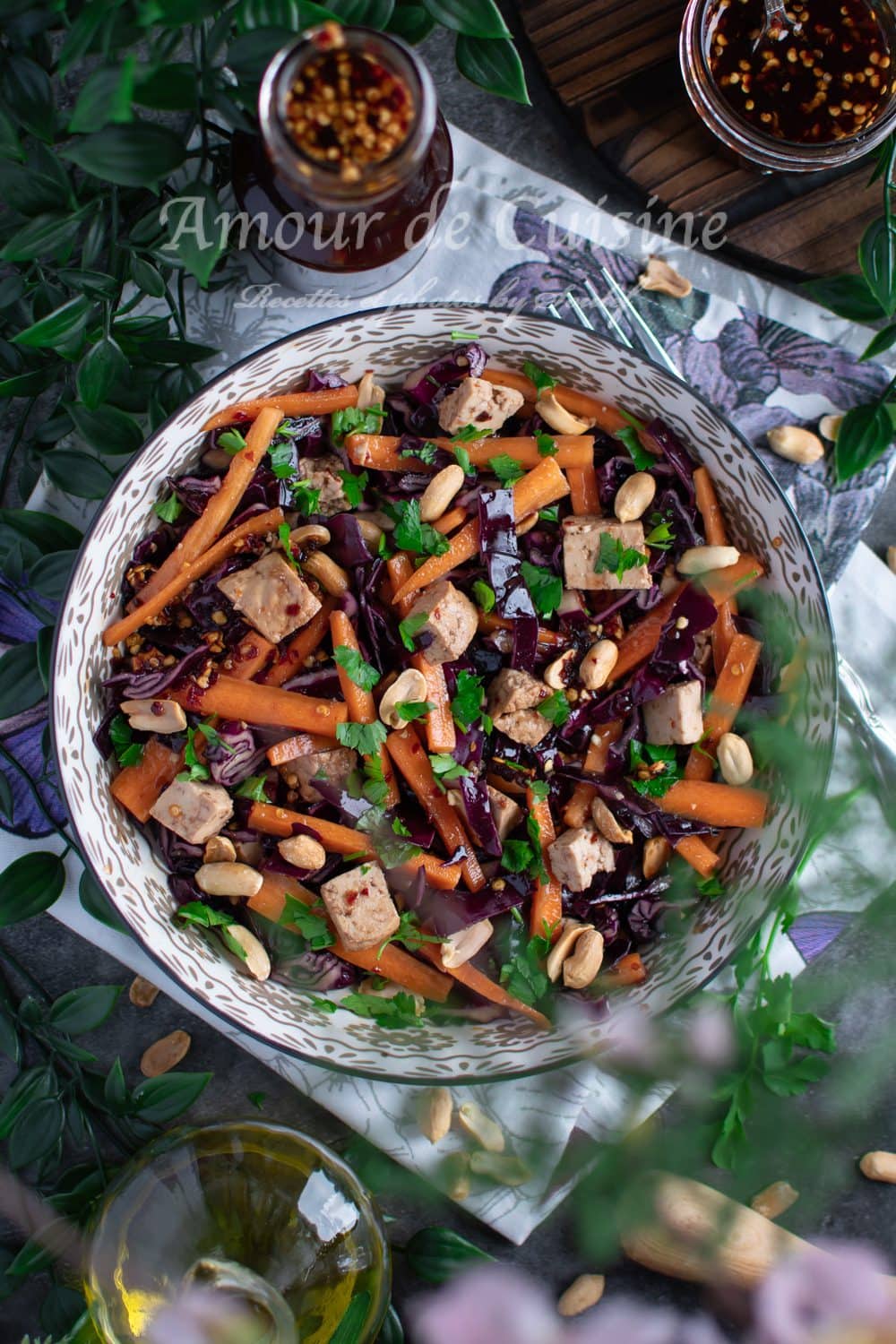 Salade de chou rouge, tofu fumé, carottes et cacahuètes à la sauce thaï