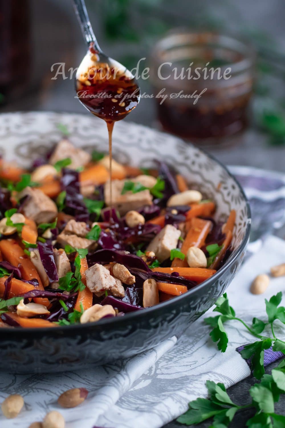 Salade de chou rouge et tofu fumé à la thaï sauce de piment doux