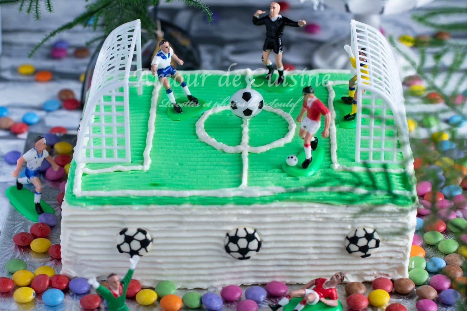 gateau d'anniversaire terrain de football pour garçon