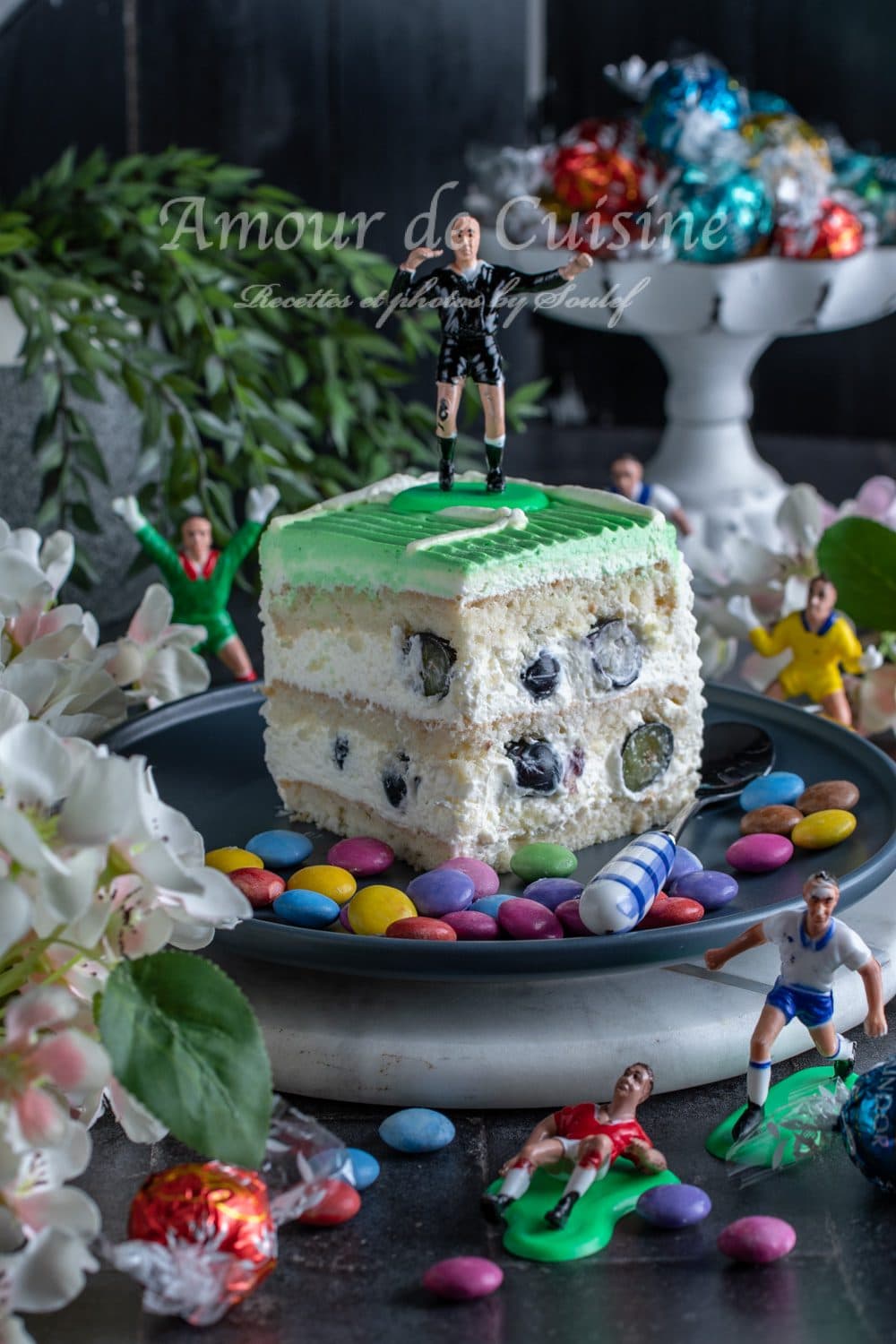 gateau d'anniversaire terrain de foot ou terrain de football pour garçon 