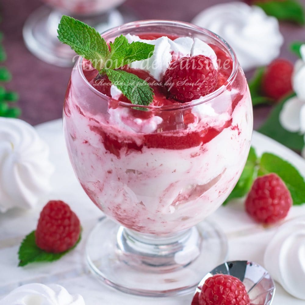 Eton mess aux framboises dans des verrines décorés avec de la menthe fraiche