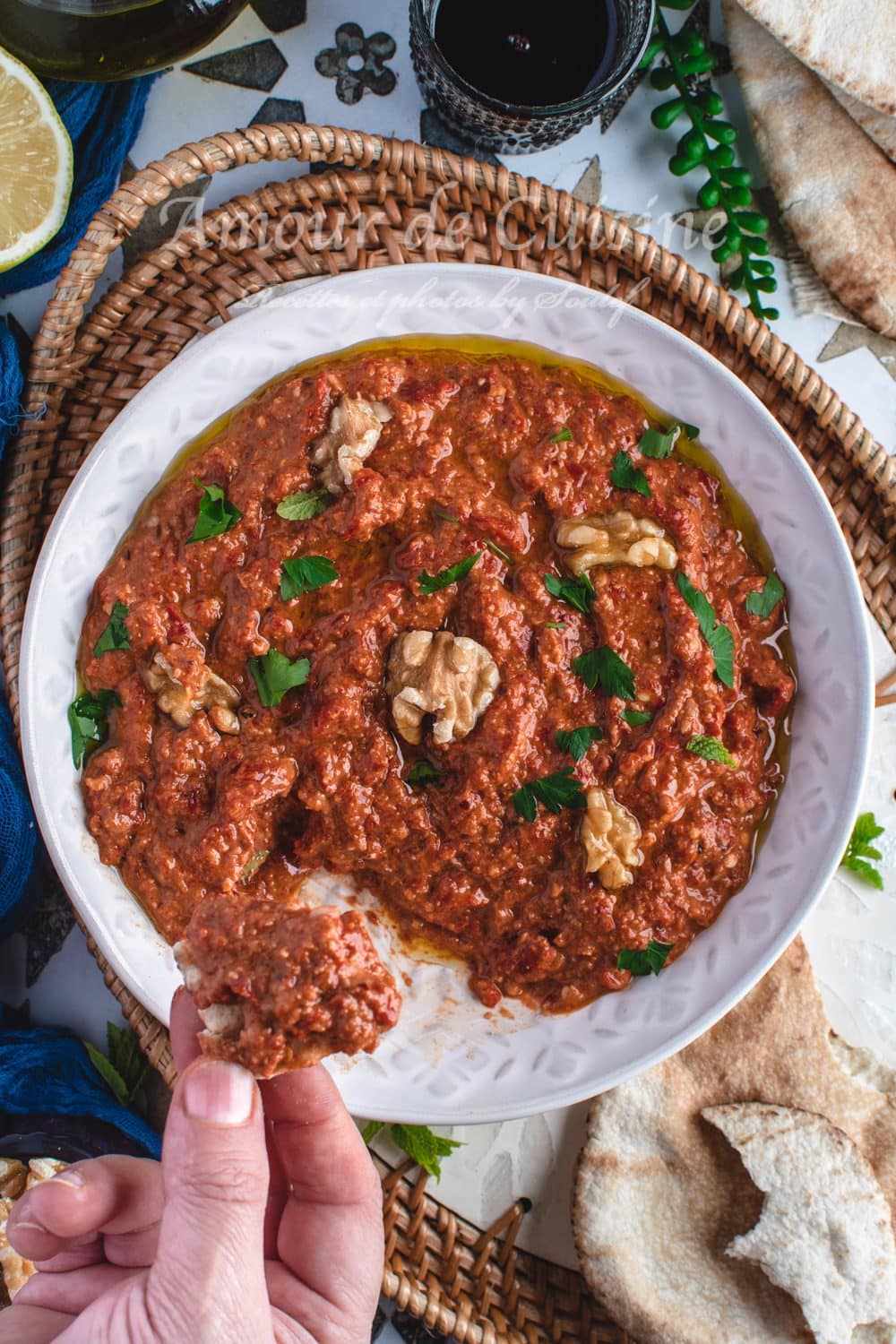 comment déguster la Muhammara avec un bout de pain pita