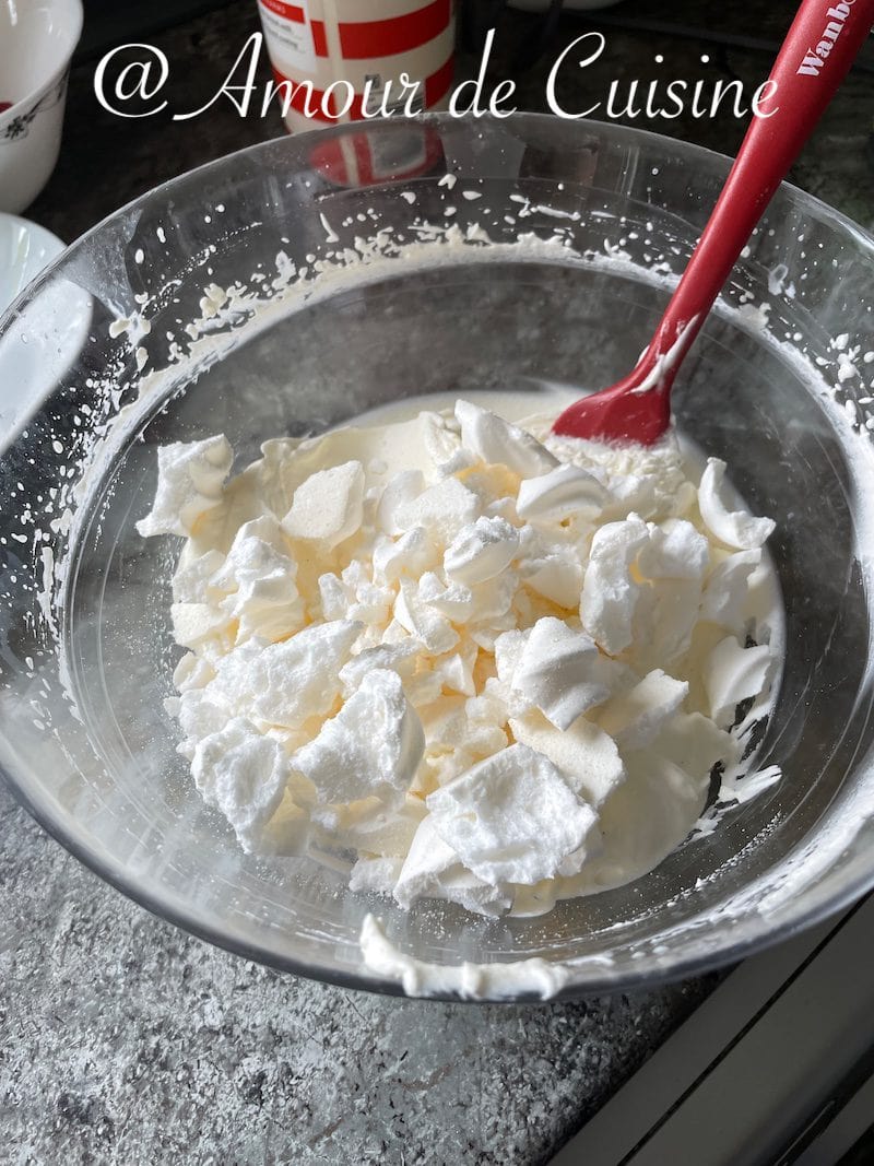 meringue ecrasee et melangee à la creme fouettee