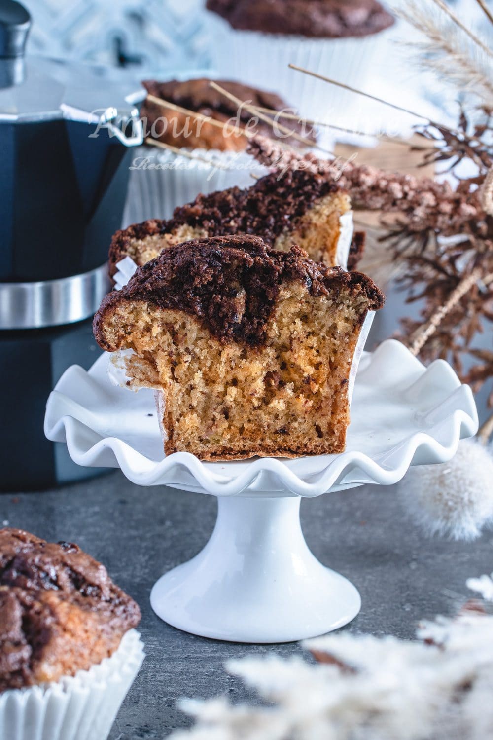 muffin à la banane chocolat et café coupé en deux