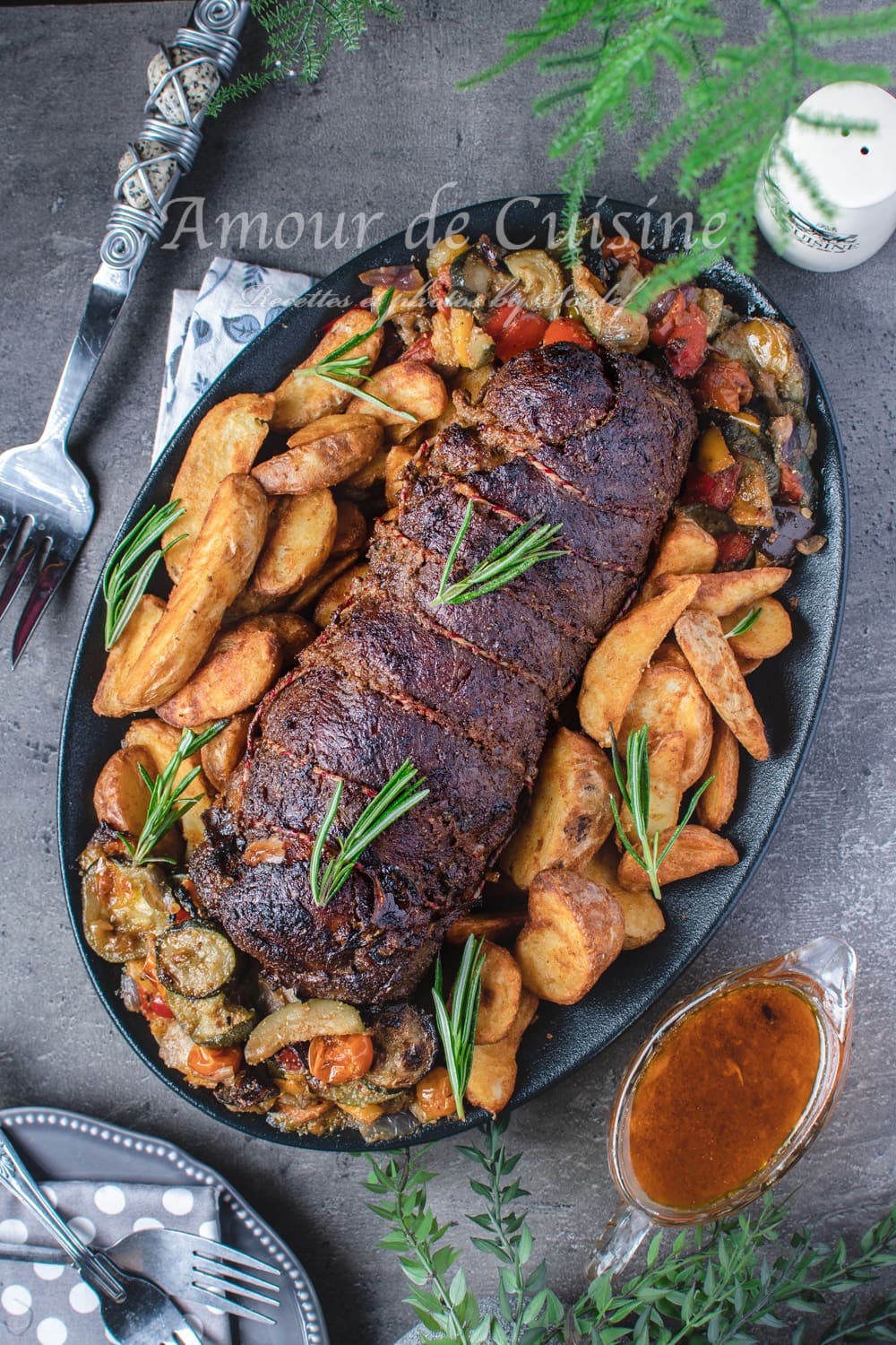 Épaule désossée farcie au merguez au four aux legumes rotis et potatoes wedges